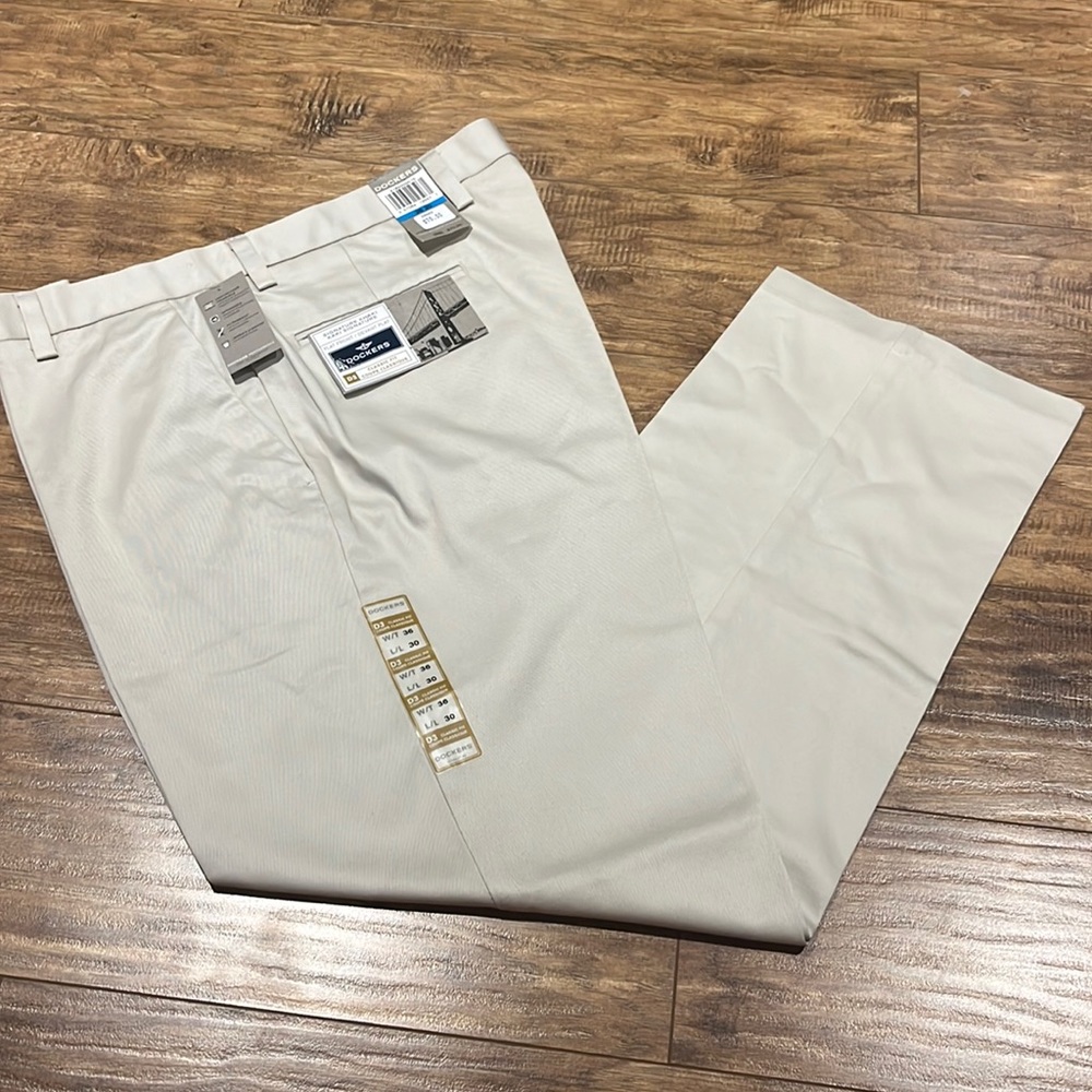 Dockers Classic Fit Signature Khaki flat front pants